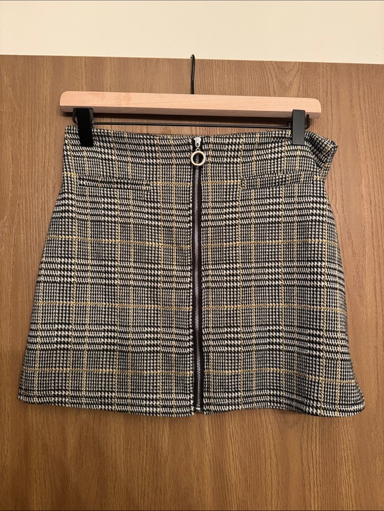 Sky & Sparrow Dresses & Skirts - Front-Zip Plaid Mini Skirt in Black and Cream